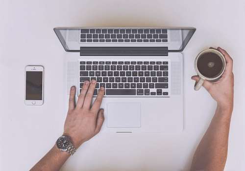Homem, com, laptop, café bebendo