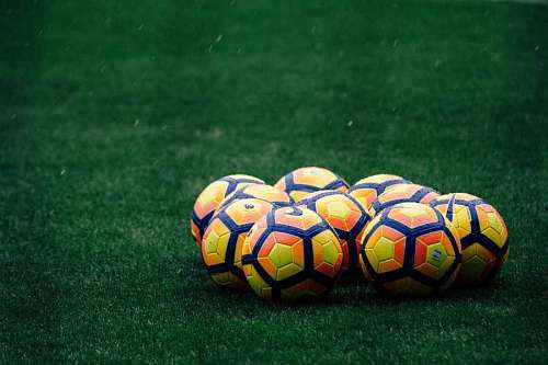 jogando fora Bolas no campo de futebol