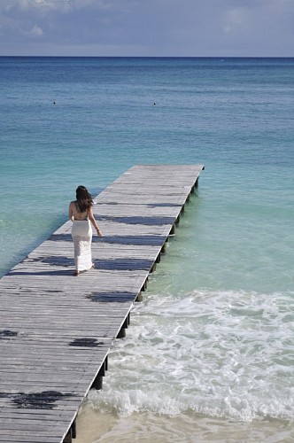 mulher cais Mulher andando no cais de Cancun