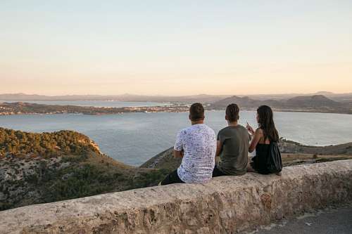 compartilhando Três amigos assistindo o pôr do sol