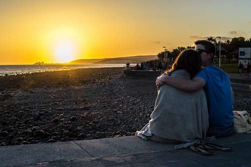 Amor sincero sob o pôr do sol