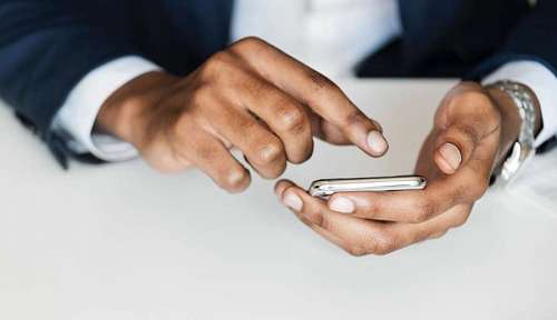 Homem negócios, usando, seu, telefone