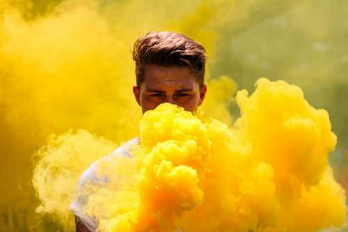Retrato, de, homem, entre, amarela, bomba fumaça