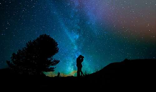 besos Par, sob, céu estrelado