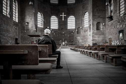 orar Homem na igreja