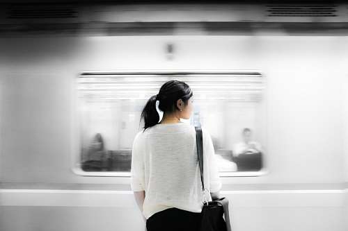 asiatico mulher jovem Esperando o metrô