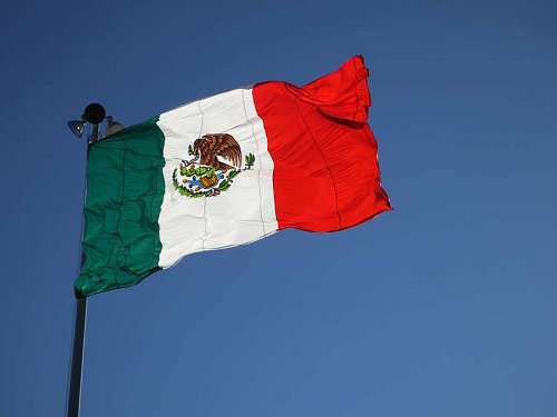 mexicano Bandeira do México com o céu azul ao fundo