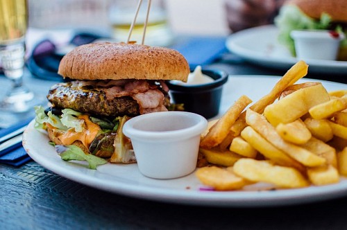 Hambúrguer com batatas fritas