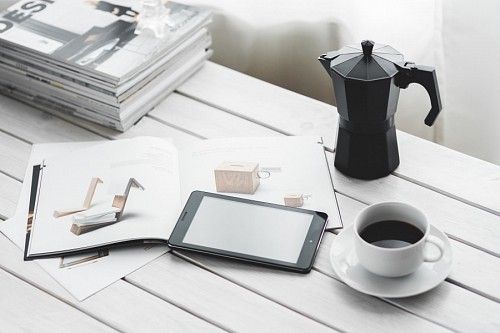 revista Tempo de lazer com café e tablet digital