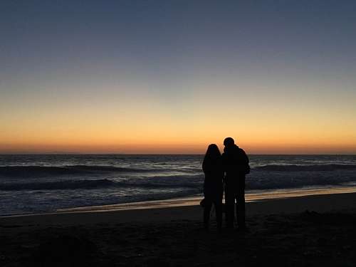 No amor ao pôr do sol à beira-mar
