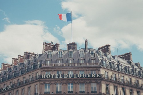 bandeira e cidade Hotel Du Louvre