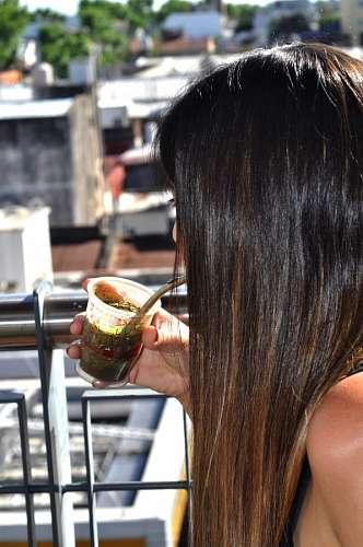 Mulher, bebendo, companheiro, ligado, terraço