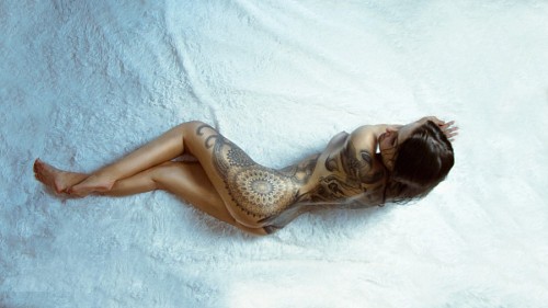 Mulher tatuada posar nua