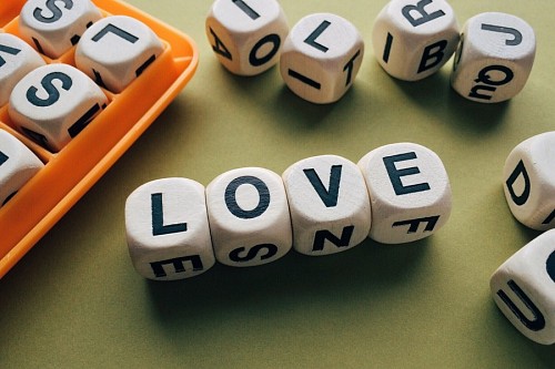 imagens gratis Palavra Amor formado por dados