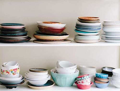 taco Placas de cerâmica e taças em uma prateleira
