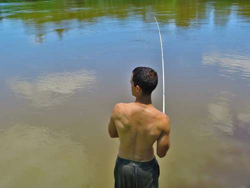 Homem pesca