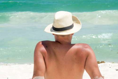 fuga Homem atrás de si tomando banho de sol em uma praia do Caribe