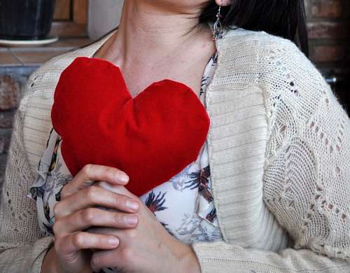 segurando coracao Mulher segura, coração, ligado, dia valentine
