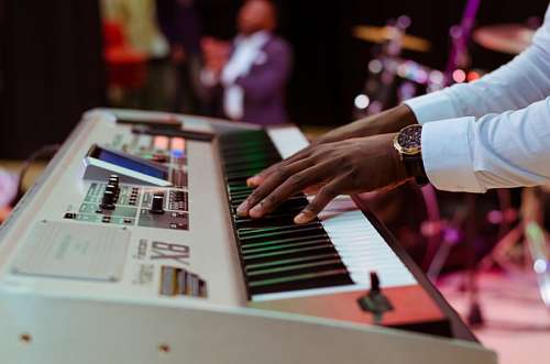 Homem tocando piano