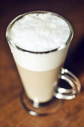 bebida de cafe da manha Café com leite atrasado em fundo de madeira