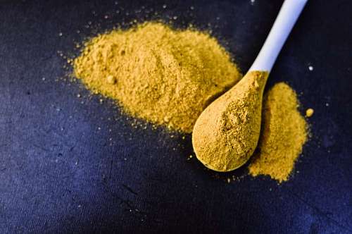 aromatico Pilha de curcuma em pó isolado no fundo preto