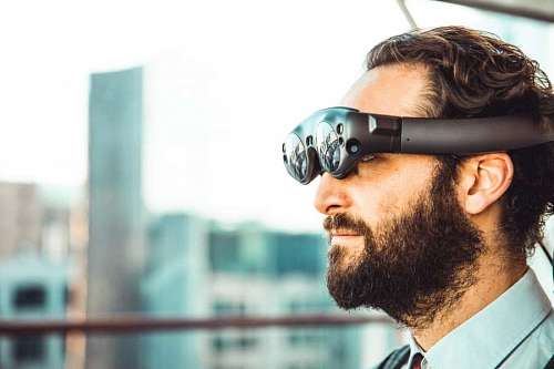empresário usando óculos futuristas