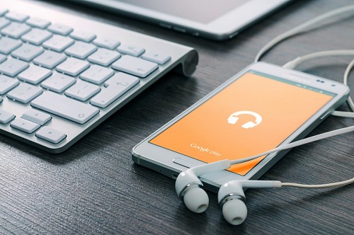 Smartphone com fones de ouvido
