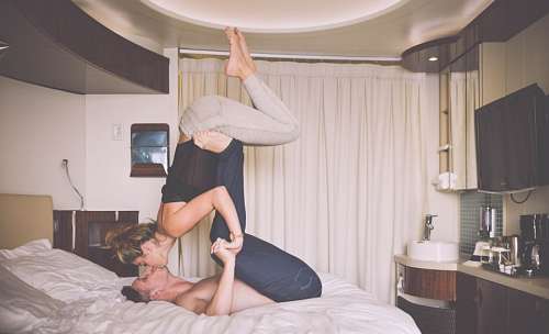 sentimentos Suits fazendo acrobacias na cama