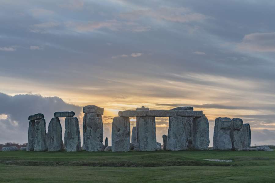stonehenge, pedra, inglaterra, paisagem, antigo, monumento, pré-histórico, grã-bretanha, rocha, herança, reino unido, marco, céu, mistério, histórico, inglês, turismo, salisbury, círculo, velho, viagem, henge, wiltshire, grama, europa, pôr do sol, pré-história, dramático, unesco, arquitetura, campo, atração, maravilha, ao ar livre, nuvens, nascer do sol, megálito, ruínas, religioso, solstício, cultura, arqueologia, laranja, bonito, colorido, mundo, reino, símbolo, local, amesbury
