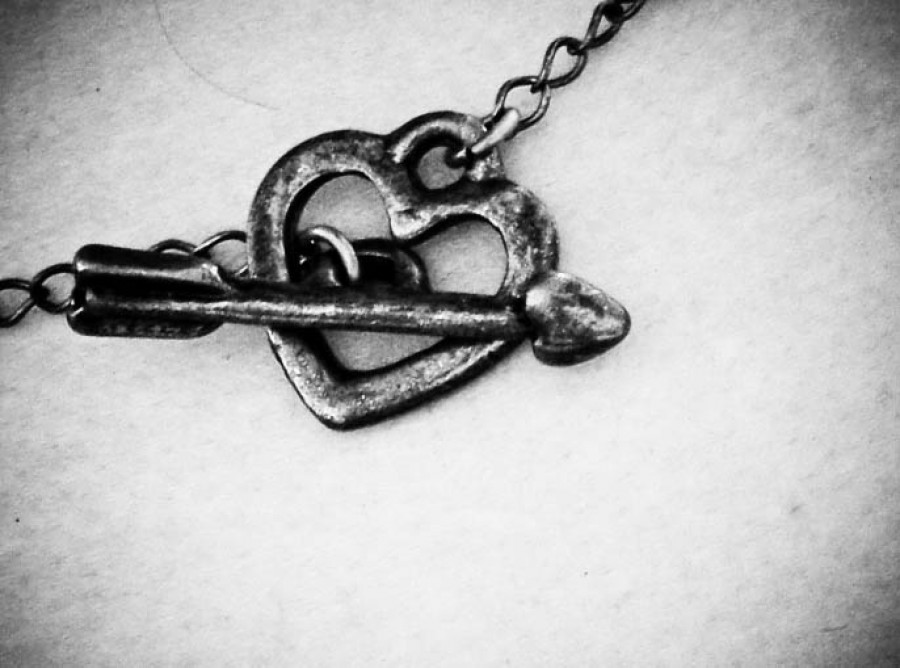 pingente, coração, amor, conceito, colar, acessório, metais, preto e branco,