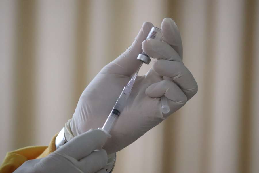 injeção, medicamento, médico, vírus, seringa, médico, saúde, vacina, coronavírus, vacinação, hospital, tratamento, cuidado, agulha, medicamento, covid-19, corona, gripe, clínica, proteção, doença, imunização, prevenção, medicação, enfermeira, doença, pandemia, máscara, paciente, epidemia, infecção, mão, saúde, tiro, cobiça, dose, ciência, terapia, cura, equipamento, vetor, mulher, imune, isolado, plano de fundo, homem, pessoas, adulto, pessoa, covid19
