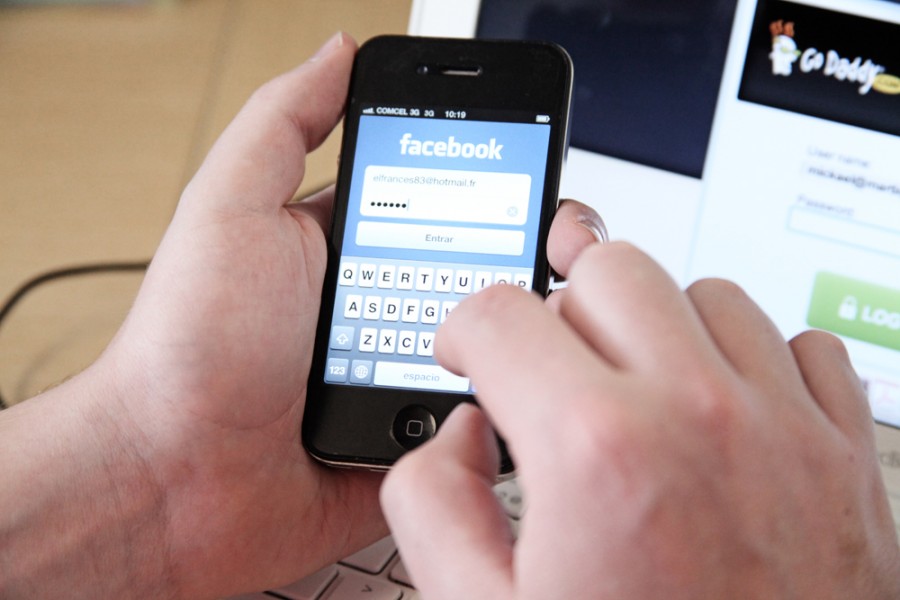iphone, telefone celular, facebook, tecnologia, teclado, mãos, homem, comunicação, rede social, senha, senha, senha,