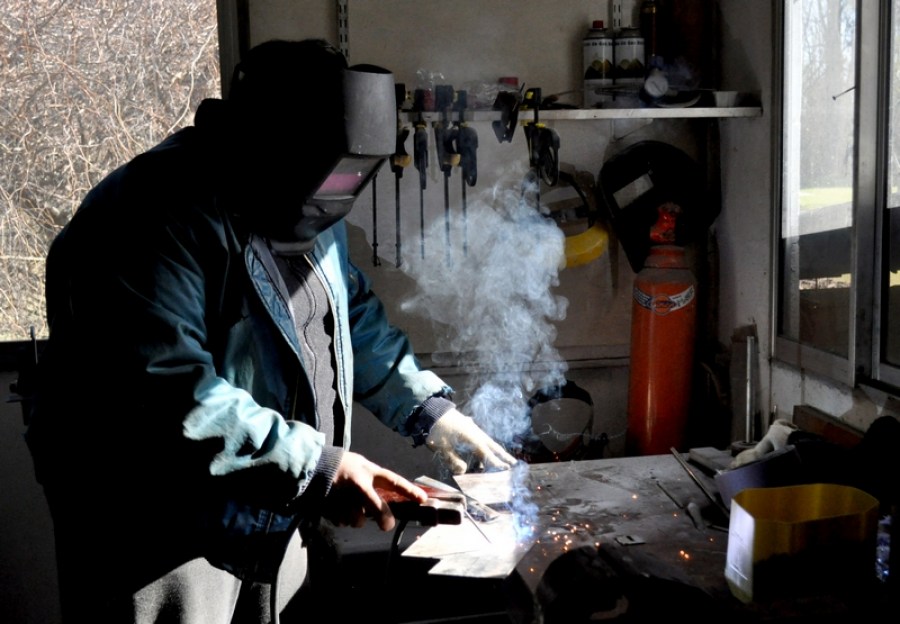 uma pessoa, pessoas, homem, trabalho, máscara, soldagem, soldagem, soldagem, oficina, trabalho, trabalhador, interior, dia,
