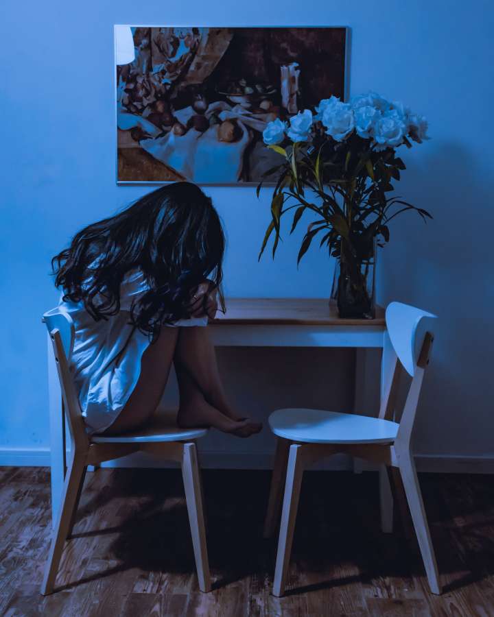 Triste, Chorando, Solitária, Pessoa, Areia, Interior, Tabela, Cadeira, Mulher, Mulher, Mulher jovem, Flores, Coração partido