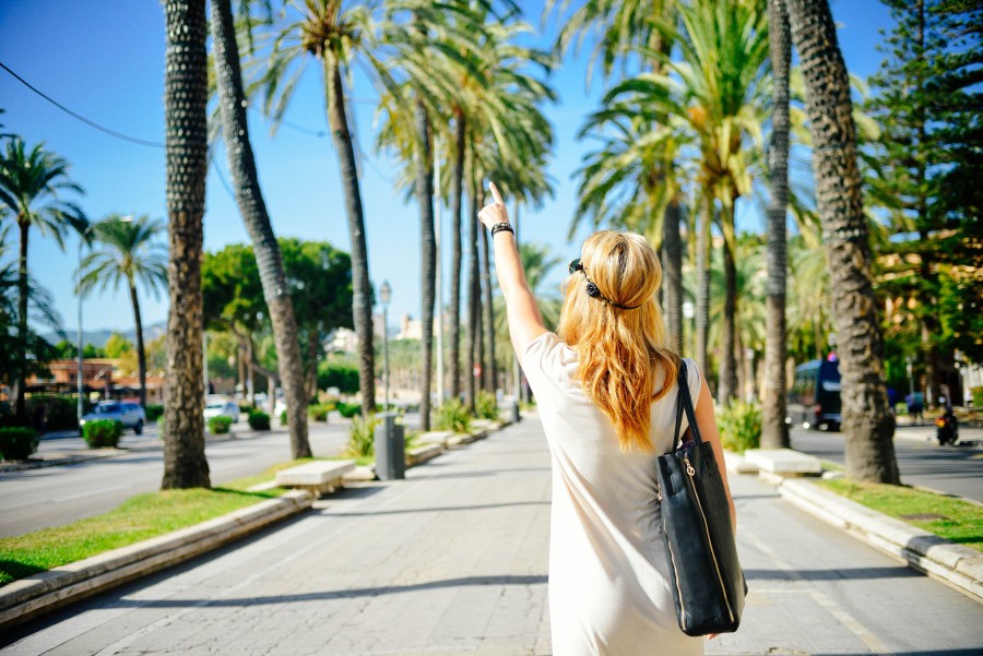 Menina, estrada, rua, verão, loiro, cidade, colorido, grama, bolsa, palmeira, pessoas, uma pessoa, ponto, Espanha, o sol, turismo, turista, cidade, férias, viagem, viagem, mulher, jovem, loira, verão, indicar, indicar,