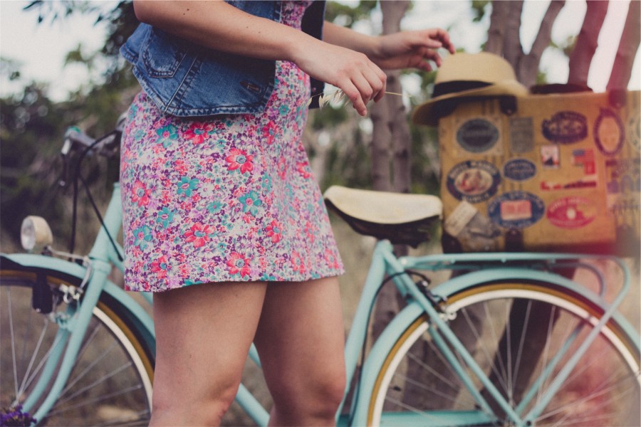 menina, mulher, vestido de verão, colete, moda, chapéu, chapéu de feltro, bicicleta, bicicleta, pessoas, verão, vestido, jovem, vintage,