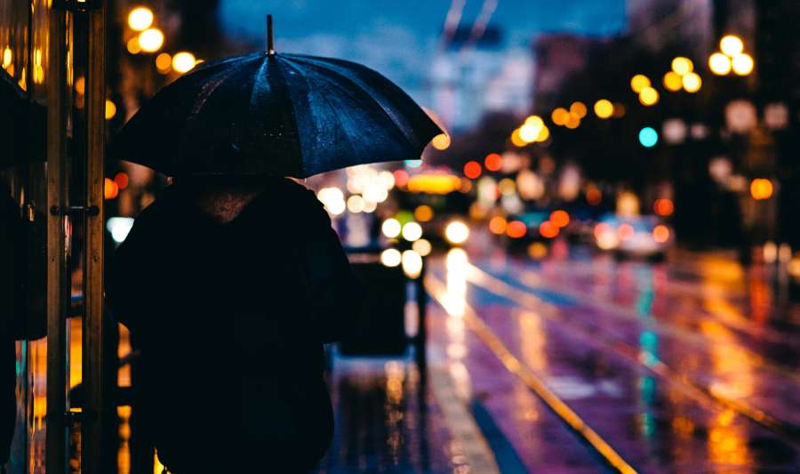 cidade, anoitecer, guarda-chuva, mulher, urbano, chuva, pessoas, rua, úmido, noite, clima, movimento, escuro, noite, turva, chuvoso, pessoa, estrada, caminhada, plano de fundo, resumo, paisagem urbana, outono, vida, viagem, embaçado, silhueta, multidão, menina, frio, ao ar livre, luz, movimento, estação, arranha-céu, inverno, cena, arquitetura, desfoque, vista, cidade, horizonte, conceito, pedestre, água, estilo de vida, moderno, iluminado, gota, colorido