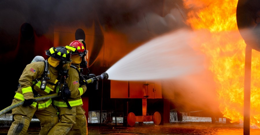 Bombeiro, salvamento, Inferno, Mangueira, Movimento, Segurança, Proteção, Socorrista, Segure, Capacete, À noite, Cor, Dinamite, Cabeça acessório, Calor - Temperatura, Horizontal, Iluminado, Lazer, Pessoas, Roupas de proteção, Areia, De em pé, pessoa irreconhecível, rega, arma, capacete de trabalho