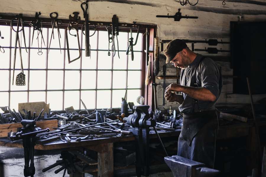 uma pessoa, homem, oficina, interior, trabalho, ferramenta, ferramentas, adulto, artesão, ferreiro, imprensa, galpão, local de trabalho, atividade,