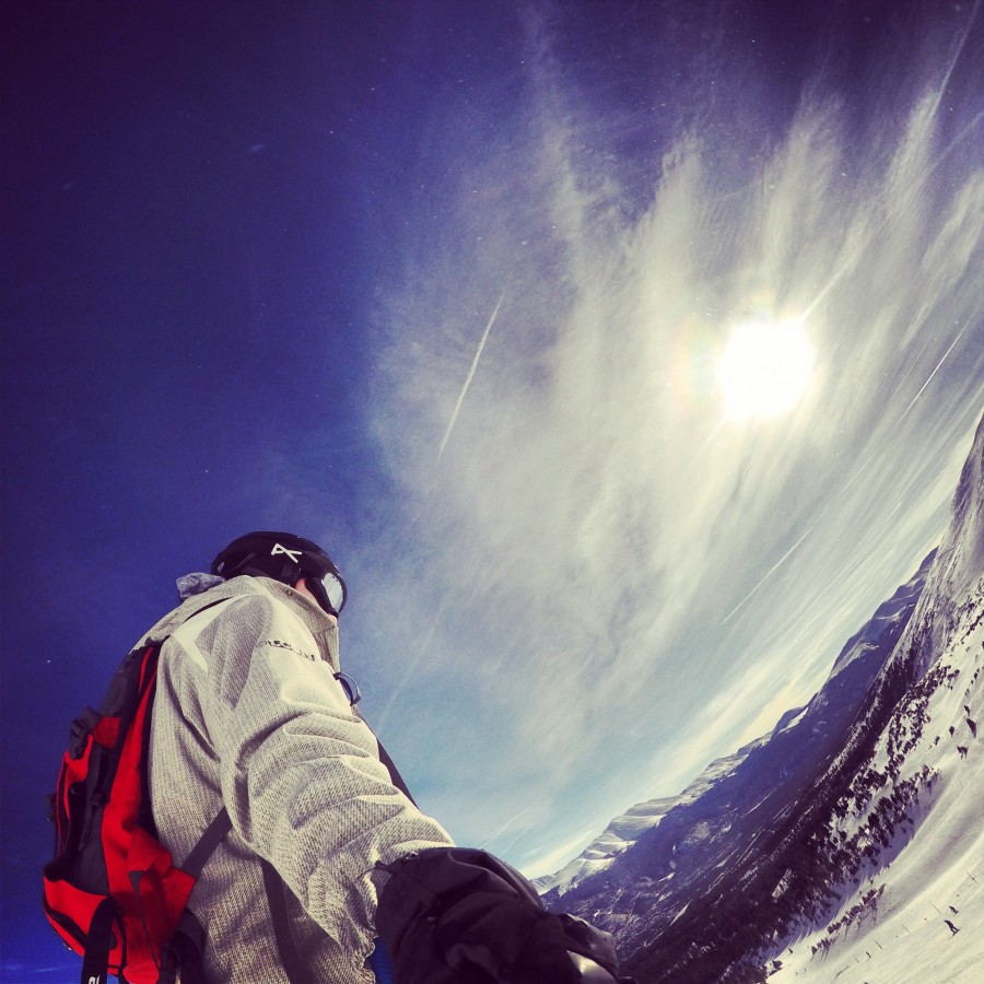 uma pessoa, pessoas, homem, esportes, extrema, selfie, céu, céu, neve, esqui, esportes, inverno, óculos, boné, óculos de sol, óculos de sol, casaco,