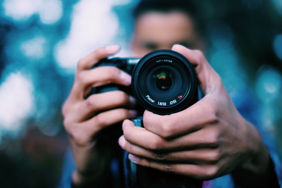 uma pessoa, pessoas, homem, borrão, fotógrafo, foto, câmera fotográfica, lente, tendo, foco, foco, fotografia, ação, tirando uma foto