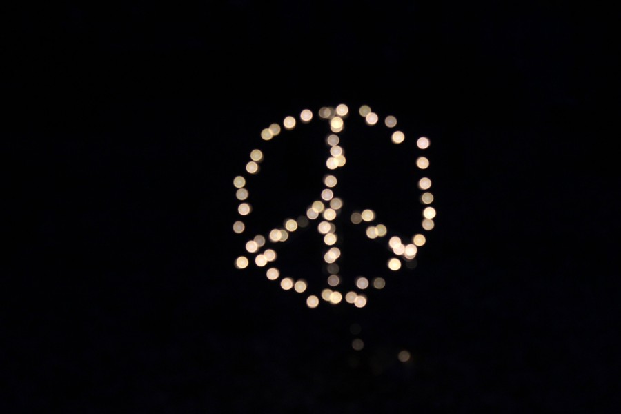 paz, luzes, fundo preto, símbolo, borrão, foco, luz, wallpapers hd, wallpapers 4k