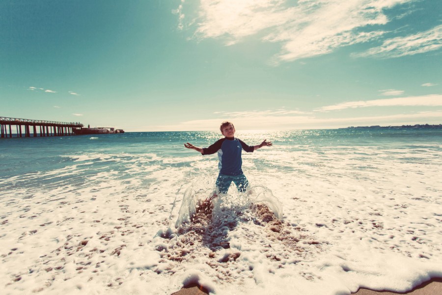 uma pessoa, pessoas, criança, jogando, jogar, praia, costa, salto, salto, alegria, infância, férias, 5 anos, salpicos