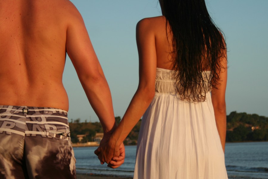 casal, amor, fora, praia, segurando as mãos, homem, mulher, vista traseira, dia, verão, férias, vestido,