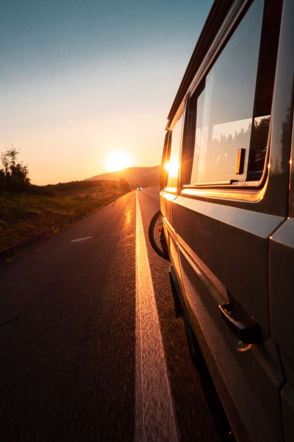 pôr do sol, carro, estrada, viagem, rota, natureza, paisagem, verão, coleta, transporte, céu, rodovia, ao ar livre, transporte, caminhão, asfalto, plano de fundo, montanha, viagem, país, rural, veículo, floresta, sol, carro, tráfego, vista, linha, velocidade, automóvel, verde, bonito, movimento, caminho, cênico, automático, cena, rua, jornada, horizonte, perspectiva, azul, árvore, luz do sol, velho, liberdade, cenário, pessoas, ao ar livre, luz