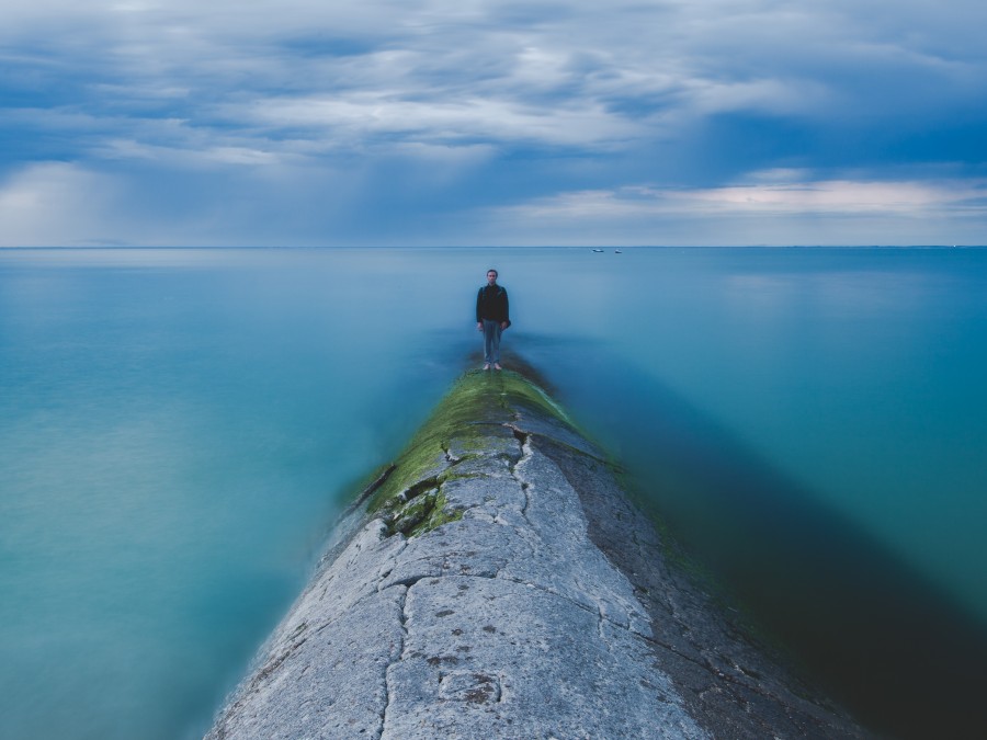 paisagem, oceano, mar, céu azul, homem, jovem, menino, sozinho, cais, solitário