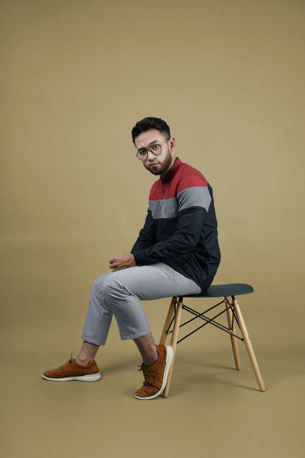 jovem, estúdio, casual, masculino, isolado, óculos, homem, bonito, feliz, pessoa, plano de fundo, retrato, adulto, cara, procurando, atraente, sorriso, alegre, confiante, posando, em pé, branco, moda, positivo, um, camisa, câmera, estilo de vida, barba, hipster, alegria, moderno, estudante, braços, caucasiano, jeans, moderno, sorrindo, legal, pose, modelo, elegante, solteiro, etnia africana, estilo, completo, comprimento, educação positiva, cruzado, dentes