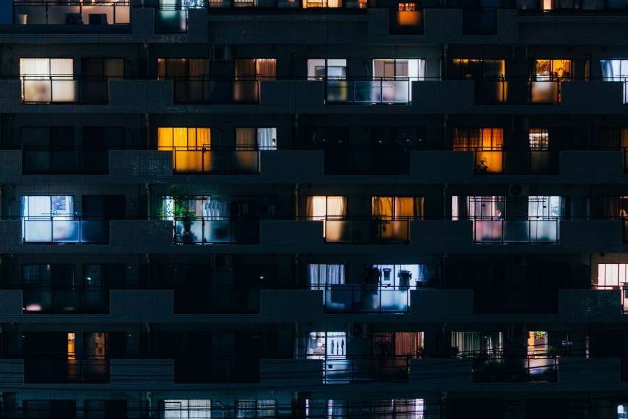 cidade, noite, edifício, luz, moderno, urbano, arquitetura, janela, escritório, vista, centro da cidade, exterior, plano de fundo, negócios, fachada, resumo, parede, noite, paisagem urbana, iluminado, arranha-céu, casa, construção, vidro, crepúsculo, design, estrutura, cidade, casa, escuro, padrão, cena, torre, azul, céu, distrito, preto, corporativo, trabalho, alta, textura, apartamentos, claro, quarto, apartamento, novo, horizonte, paisagem, pessoas, silhueta