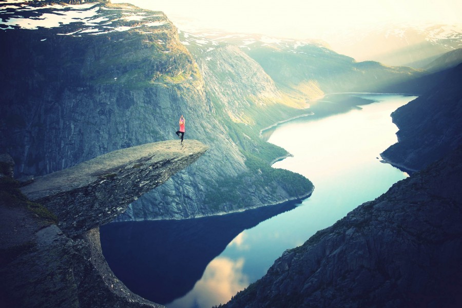 uma pessoa, pessoas, mulher, plano de fundo, fundo, montanha, paisagem, dia, exterior, rio, pequeno, conceito, liberdade, vastidão, juventude, viagens, viagens, trekking, caminhadas,