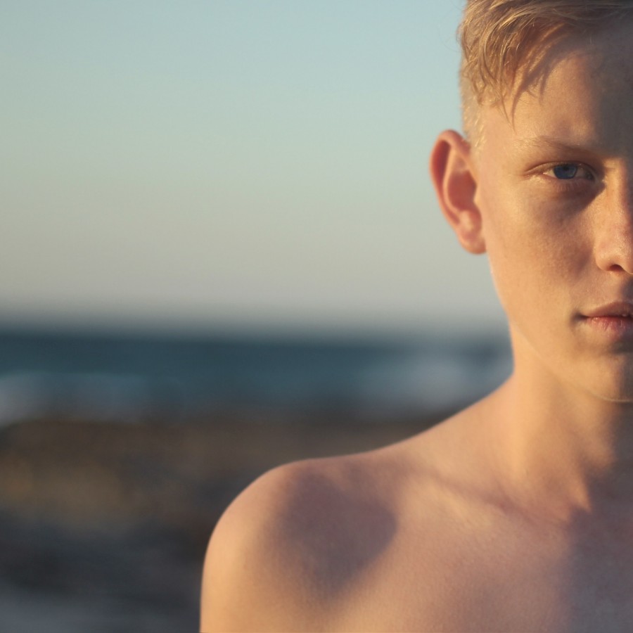 homem, jovem, 15 anos, 20 anos, loiro, close-up, olhar direto, cara, sério, verão, praia, modelo,